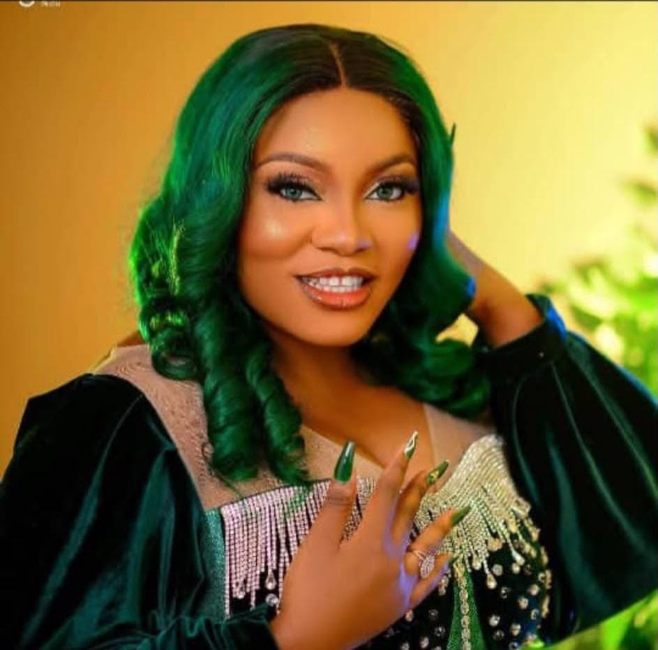 Cagzin Experience client wearing green human hair wig